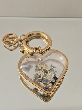 100 % Authentic Louis Vuitton I LV U  HEART  Gold Heart Shaker Key Holder
